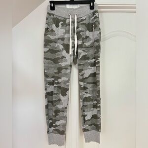 Aerie women’s high rise gray camo joggers size small